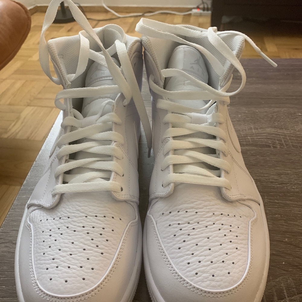 Never WORN!!! AIR JORDAN 1 mid “ TRIPLE WHITE”